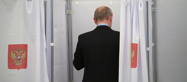 Председник Владимир Путин на бирачком месту - Sputnik Србија