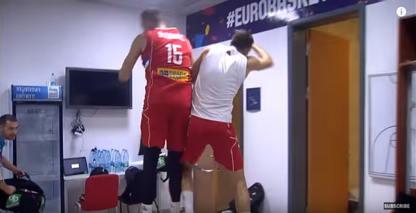 Reprezentativci Srbije u svlačionici slave pobedu nad Italijom. - Sputnik Srbija