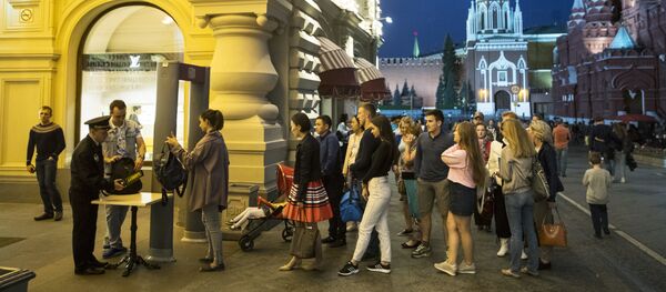 Обезбеђење прегледа посетиоце тржног центра у Москви након низа телефонских дојава о подметању бомбе - Sputnik Србија
