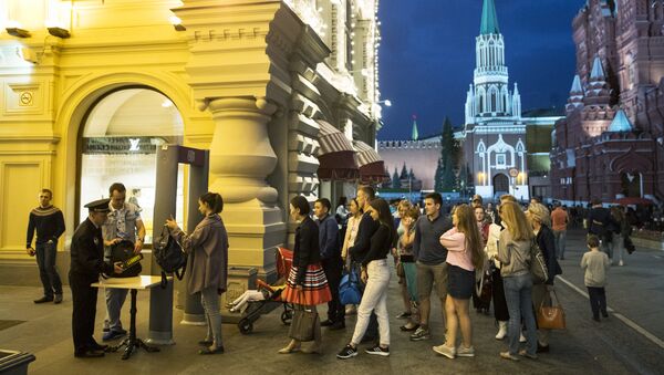 Обезбеђење прегледа посетиоце тржног центра у Москви након низа телефонских дојава о подметању бомбе - Sputnik Србија