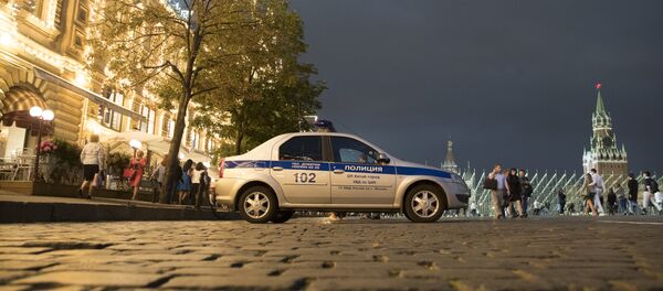 Полицијско возило испред тржног центра у Москви. Талас анонимних позива о „минирању разних административних и пословних зграда наставља се пети дан у Русији. Полицијско возило испред тржног центра у Москви. Талас анонимних позива о „минирању разних административних и пословних зграда наставља се пети дан у Русији. - Sputnik Србија