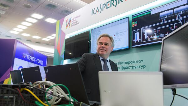 Суоснивач Лабораторије Касперски, Јевгениј Касперски, на штанду компаније у оквиру форума Интернет економија - Sputnik Србија