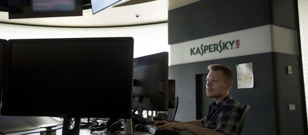 Радник Лабораторије Касперски у седишту компаније у Москви Радник Лабораторије Касперски у седишту компаније у Москви - Sputnik Србија