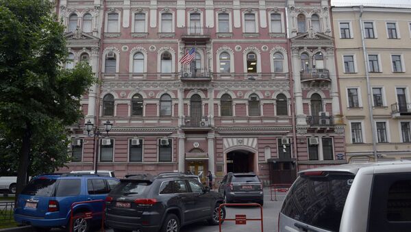 Припадници обезбеђења стоје испред зграде америчког конзулата у Санкт Петербургу - Sputnik Србија