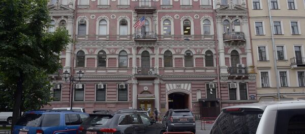 Припадници обезбеђења стоје испред зграде америчког конзулата у Санкт Петербургу - Sputnik Србија