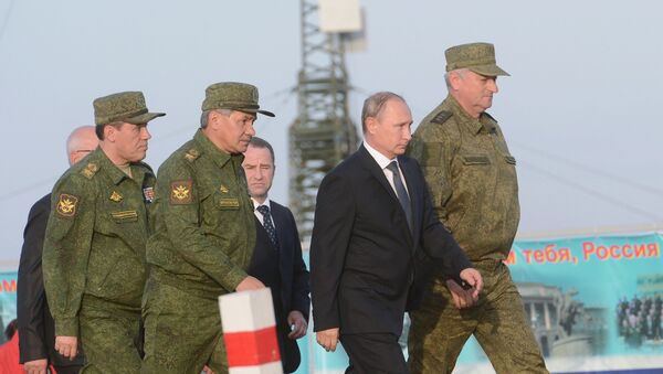 Vladimir Putin u društvu vojnih zvaničnika - Sputnik Srbija