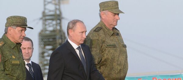 Владимир Путин у друштву војних званичника - Sputnik Србија