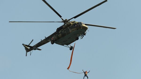 Ruski padobranci iskaču iz Mi-8 - Sputnik Srbija