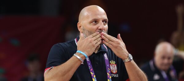 Александар Ђорђевић поздравља публику после победе у полуфиналу Европског првенства. - Sputnik Србија