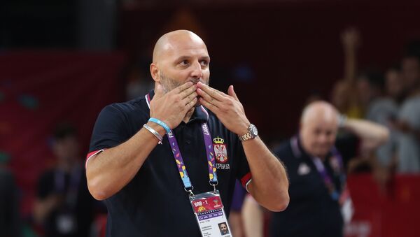 Aleksandar Đorđević pozdravlja publiku posle pobede u polufinalu Evropskog prvenstva. - Sputnik Srbija