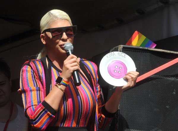 Kuma nije dugme: Jelena Karleuša na gej paradi u Beogradu Kuma nije dugme: Jelena Karleuša na gej paradi u Beogradu - Sputnik Srbija