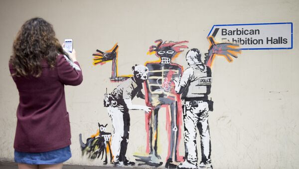 Žena fotografiše novi mural Benksija u Londonu - Sputnik Srbija