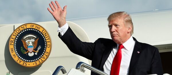 Američki predsednik Donald Tramp na aerodromu u Nju Džerziju Američki predsednik Donald Tramp na aerodromu u Nju Džerziju - Sputnik Srbija