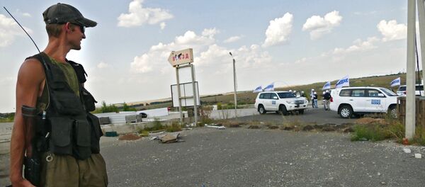 Vojnik DNR i predstavnici inspekcije OEBS-a na teritoriji Donjecka - Sputnik Srbija