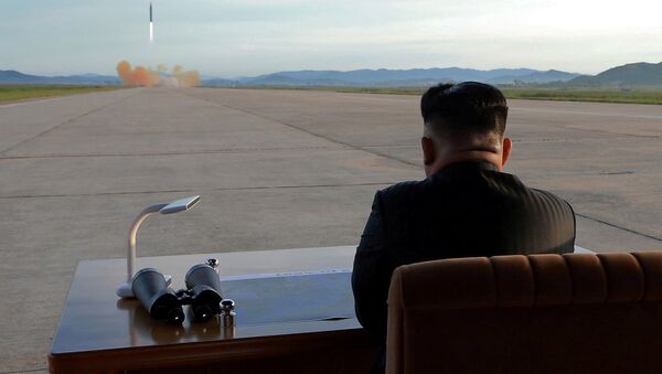 Severnokorejski lider Kim Džong Un posmatra lansiranje rakete Hvasong 12 - Sputnik Srbija