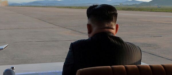 Севернокорејски лидер Ким Џонг Ун посматра лансирање ракете Хвасонг 12 Севернокорејски лидер Ким Џонг Ун посматра лансирање ракете Хвасонг 12 - Sputnik Србија