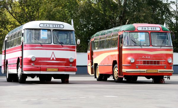 Аутобуси ЛАЗ-695 Е и ЛАЗ-695 приказани на прослави града Москве Аутобуси ЛАЗ-695 Е и ЛАЗ-695 приказани на прослави града Москве - Sputnik Србија