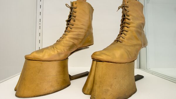 Cipele u obliku konjskih kopita iz rok opere Blek rajder nemačke dizajnerke Barbare Kistner. - Sputnik Srbija