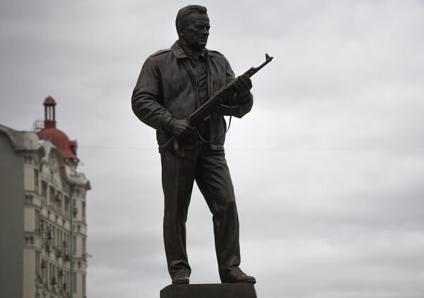 Kalašnjikov je preminuo 2013. u 94. godini u gradu Iževsk Kalašnjikov je preminuo 2013. u 94. godini u gradu Iževsk - Sputnik Srbija