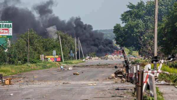Пут у селу Семјоновка након ваздушних напада украјинске војске - Sputnik Србија