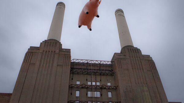Ружичаста свиња позната са омота Пинк Флојда изнад Батерси електране у Лондону. - Sputnik Србија