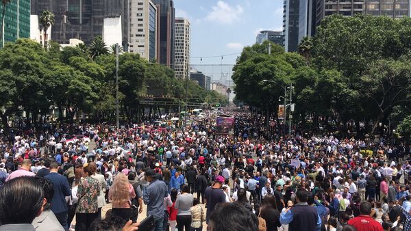 Људи излазе на улицу Пасео де ла Реформа у Мексико Ситију након снажног земљотреса - Sputnik Србија