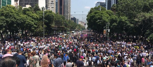 Људи излазе на улицу Пасео де ла Реформа у Мексико Ситију након снажног земљотреса - Sputnik Србија