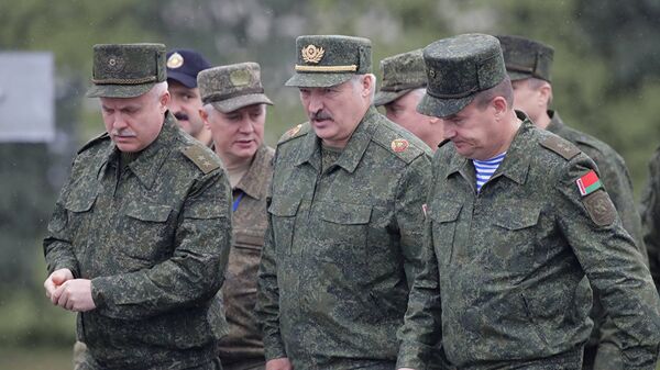 Aleksandar Lukašenko sa vojskom - Sputnik Srbija