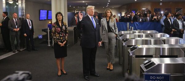 Stalni predstavnik SAD u UN Niki Hejli, predsednik SAD Donald Tramp i prva dama SAD Melanija Tramp na sastanku u sedištu UN u Njujorku - Sputnik Srbija