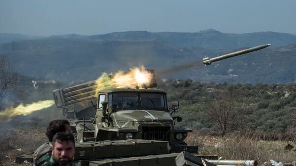 Artiljerija sirijske vojske na položajima u provinciji Idlib - Sputnik Srbija