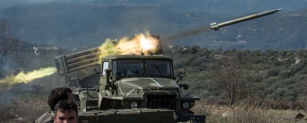 Артиллеристы сирийской армии на позициях в провинции Идлиб на северо-западе Сирии. Архивное фото Артиллеристы сирийской армии на позициях в провинции Идлиб на северо-западе Сирии. Архивное фото - Sputnik Србија