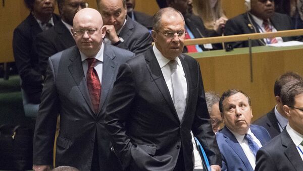 Ministar spoljnih poslova Rusije Sergej Lavrov i ambasador Rusije u UN Vasilij Nebenzja dolaze na zasedanje Generalne skupštine UN - Sputnik Srbija