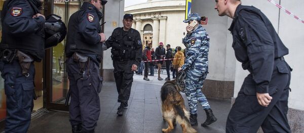 Pripadnici policije u tržnom centru u Sankt Peterburgu proveravaju dojavu o postavljenoj bombi Pripadnici policije u tržnom centru u Sankt Peterburgu proveravaju dojavu o postavljenoj bombi - Sputnik Srbija