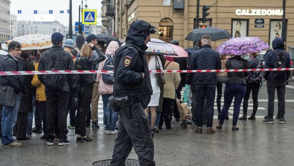 Pripadnik policije nakon dojave o podmetnutoj bombi - Sputnik Srbija