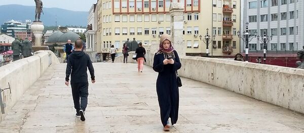 Млада Албанка у традиционалној одећи на Душановом мосту - Sputnik Србија