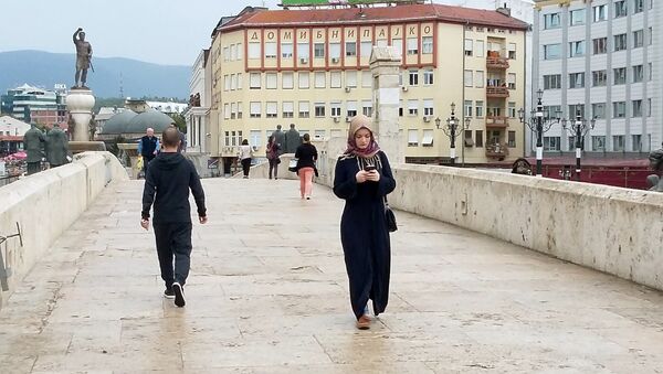 Млада Албанка у традиционалној одећи на Душановом мосту - Sputnik Србија