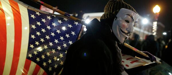 Demonstrant sa maskom i američkom zastavom na protestu u Fergusonu - Sputnik Srbija