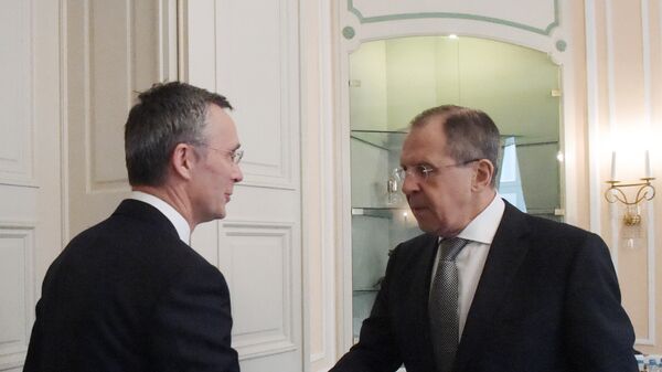 Generalni sekretar NATO-a Jens Stoltenberg i ministar spoljnih poslova Rusije Sergej Lavrov tokom sastanka na marginama Minhenske konferencije - Sputnik Srbija
