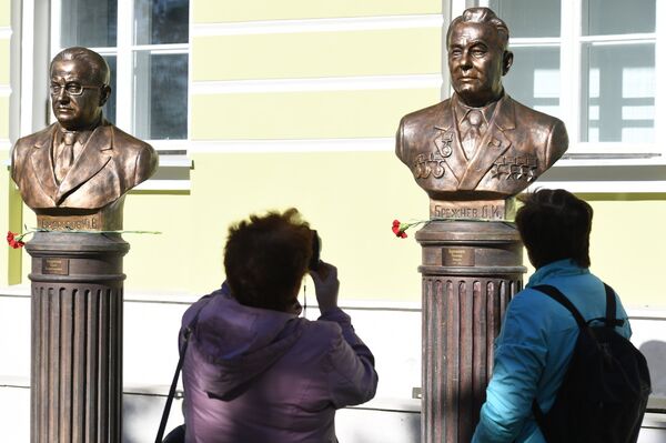 Бисте Леонида Брежњева и Јурија Андропова Бисте Леонида Брежњева и Јурија Андропова - Sputnik Србија