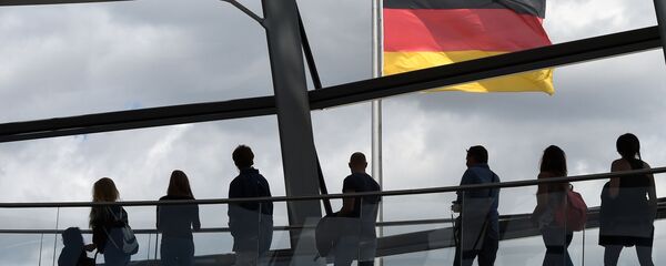 Posetiteli v zdanii Reйhstaga v Berline, Germaniя. Arhivnoe foto - Sputnik Srbija