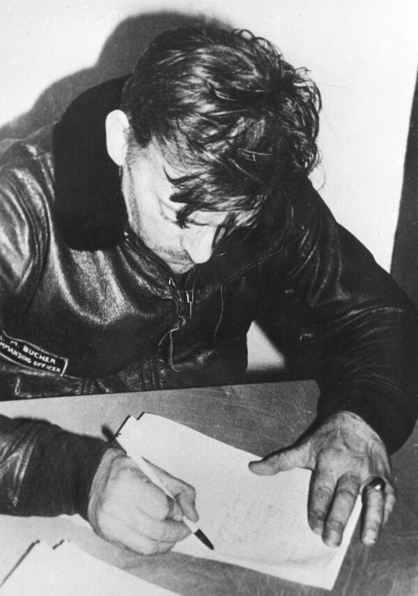 Kapetan američkog špijunskog broda Pueblo Lojd Bučer piše priznanje da brod se brod bavio špijunskom radnjom kod obala Severne Koreje. - Sputnik Srbija