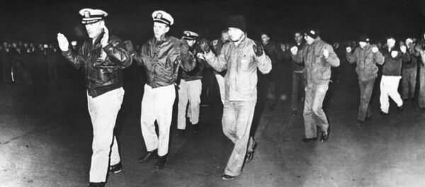 Чланови посаде америчког извиђачког брода Пуебло који је задржала Ратна морнарица Северне Кореје. Чланови посаде америчког извиђачког брода Пуебло који је задржала Ратна морнарица Северне Кореје. - Sputnik Србија