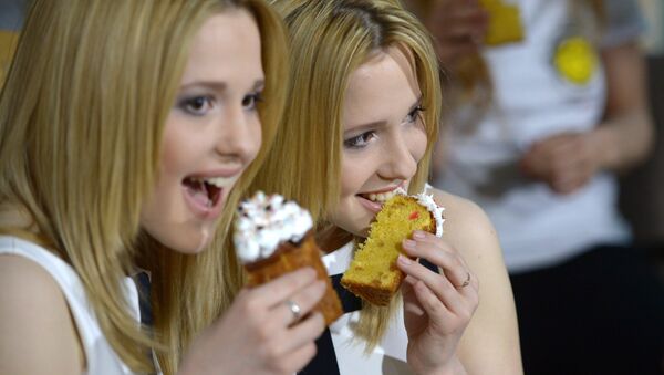 Девојке једу колач - Sputnik Србија