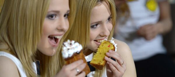 Девојке једу колач Девојке једу колач - Sputnik Србија