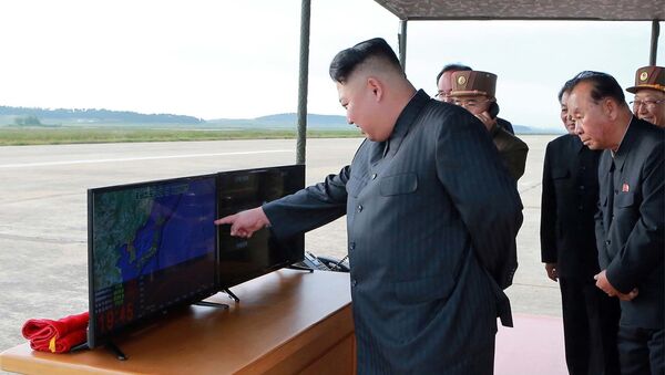Severnokorejski lider Kim Džong Un nadgleda lansiranje rakete Hvasong 12 - Sputnik Srbija