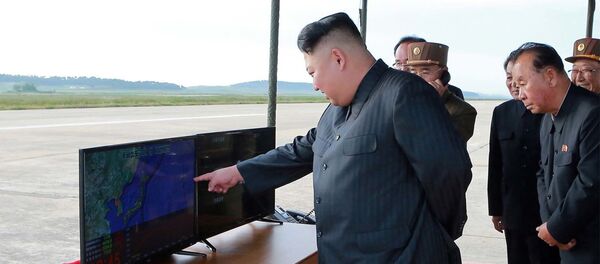 Севернокорејски лидер Ким Џонг Ун надгледа лансирање ракете Хвасонг 12 Севернокорејски лидер Ким Џонг Ун надгледа лансирање ракете Хвасонг 12 - Sputnik Србија