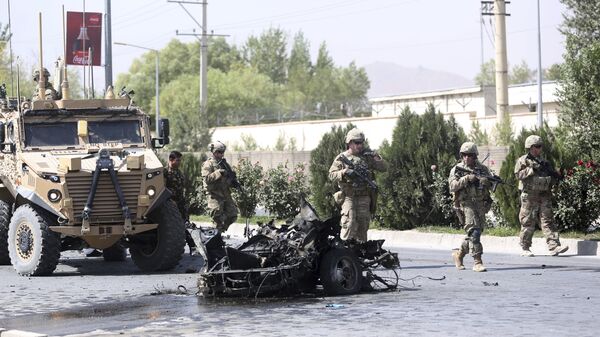 Američke i avganistanske snage bezbednosti ispituju mesto napada na konvoj NATO-a u Kabulu - Sputnik Srbija