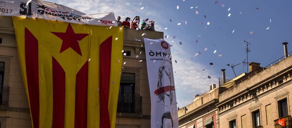 Demonstranti bacaju glasačke listiće na okupljene na trgu Sant Huame u Barseloni. - Sputnik Srbija