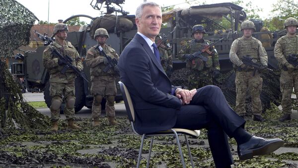 Јенс Столтеберг са НАТО војницима у Орзисзу, у Пољској - Sputnik Србија