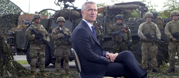 Јенс Столтеберг са НАТО војницима у Орзисзу, у Пољској Јенс Столтеберг са НАТО војницима у Орзисзу, у Пољској - Sputnik Србија